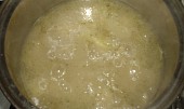 Hluchavková polévka, Brambor, pórek a cibuli vaříme do měkka ve vývaru