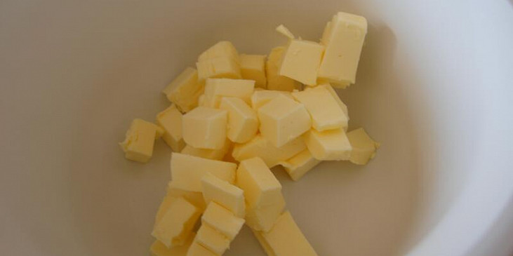 změklé máslo překrájíme na kousky