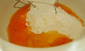 Jablonecké lístkové řezy (žloutky a moučkový cukr  na přípravu žloutkové pěny)