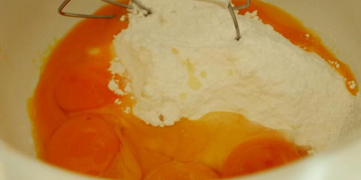 Jablonecké lístkové řezy (žloutky a moučkový cukr  na přípravu žloutkové…)