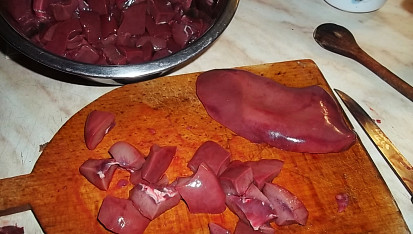 Jednoduché ledvinky na žampionech a pórku, ledvinky si nakrájíme na plátky...