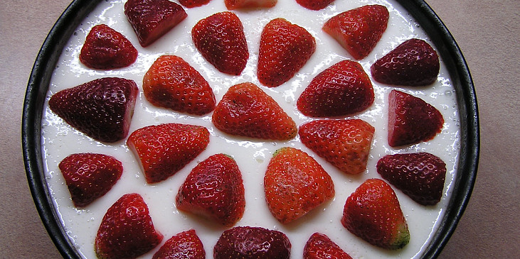 Jogurtový dort s ovocem