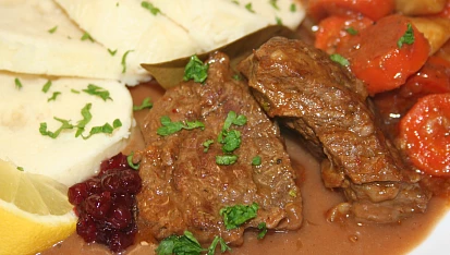 Kančí kýta pečená na kořenové zelenině se šípkovou omáčkou