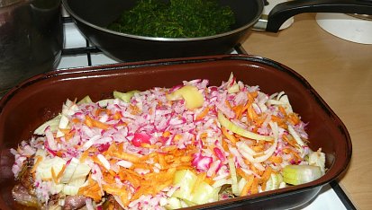 Králík s ředkvičkami a zeleninou, jsme asi v půlce pečení - po přidání zeleniny