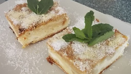 Křehký koláč s karamelovým pudingem, ovocem a tvarohem