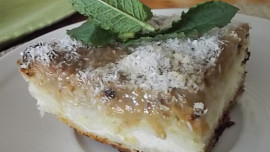 Křehký koláč s karamelovým pudingem, ovocem a tvarohem