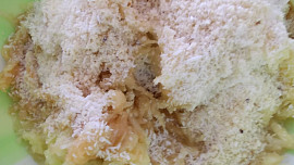 Křehký koláč s karamelovým pudingem, ovocem a tvarohem