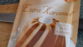 Křehký koláč s karamelovým pudingem, ovocem a tvarohem