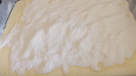 Křehký koláč s karamelovým pudingem, ovocem a tvarohem