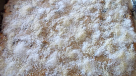 Křehký koláč s karamelovým pudingem, ovocem a tvarohem