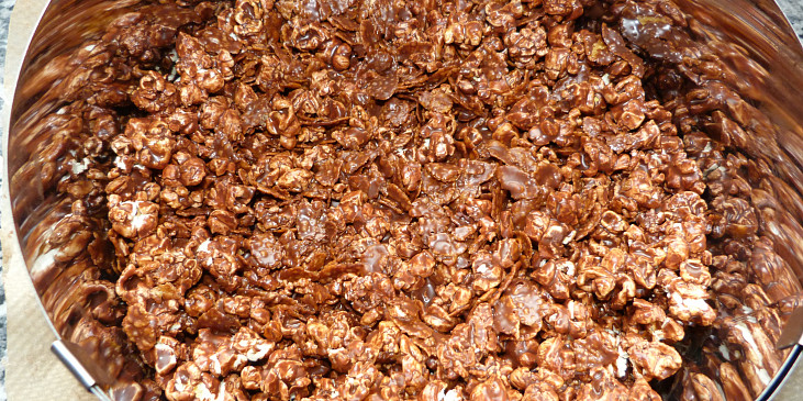 Krémový jahodový cornflakes-popcorn dort (korpus)