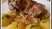 Krkovička plněná v cibuličce pečená