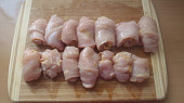 Kuřecí rolky s anglickou slaninou a hořčicí - zapečené se smetanou, zabalené rolky - posolené, opepřené, potřené hořticí s anglickou slaninou