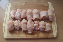 zabalené rolky - posolené, opepřené, potřené hořticí s anglickou slaninou