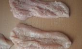 Kuřecí rolky s anglickou slaninou a hořčicí - zapečené se smetanou, plátky osolíme a opepříme