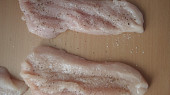 Kuřecí rolky s anglickou slaninou a hořčicí - zapečené se smetanou, plátky osolíme a opepříme