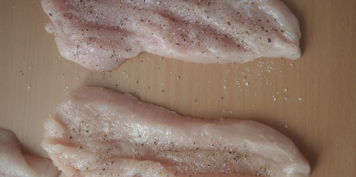 Kuřecí rolky s anglickou slaninou a hořčicí - zapečené se smetanou (plátky osolíme a opepříme)