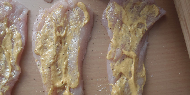 Kuřecí rolky s anglickou slaninou a hořčicí - zapečené se smetanou (pomažeme hořticí)