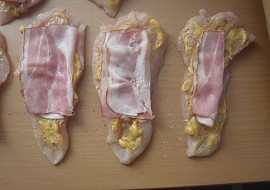 Kuřecí rolky s anglickou slaninou a hořčicí - zapečené se smetanou (přidáme anglickou slaninu)