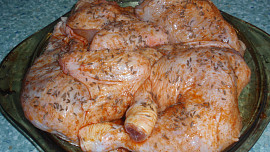 Kuřecí stehna pečená na talíři