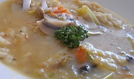 Lehká rýžová polévka s houbami a divokým kořením