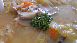 Lehká rýžová polévka s houbami a divokým kořením