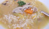 Lehká rýžová polévka s houbami a divokým kořením