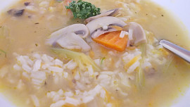 Lehká rýžová polévka s houbami a divokým kořením