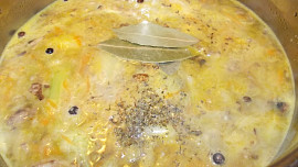 Lehká rýžová polévka s houbami a divokým kořením