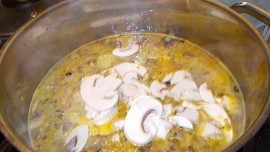 Lehká rýžová polévka s houbami a divokým kořením