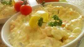 Lehký, svěží mrkvovo-kedlubnový salátek se sýrem