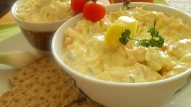 Lehký, svěží mrkvovo-kedlubnový salátek se sýrem