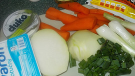 Lehký, svěží mrkvovo-kedlubnový salátek se sýrem