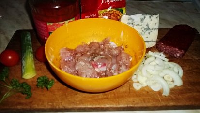 Lovecké a bylinkové naložené kuřecí kousky, ingredience...