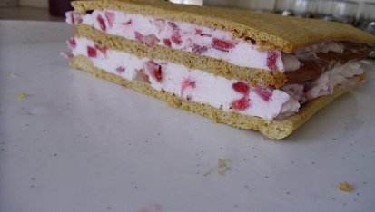 Medové řezy s jahodami