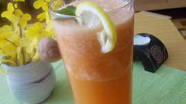 Mrkvový nápoj s bílou ředkví,chřestem a zázvorem