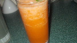 Mrkvový nápoj s bílou ředkví,chřestem a zázvorem