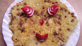 Nudlové placičky, zdobené sýrem, zeleninkou a uzeninou