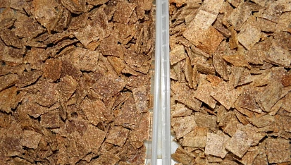 Otrubové lupínky do mléka (bran flakes), Vlevo jsou lupínky ochucené skořicí