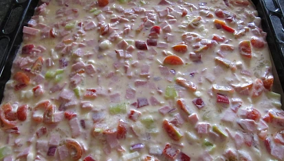 Pasecká "pizza", ... nalité na plech - připravené k upečení.