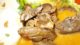 Pikantní vepřová srdce se zeleninovým základem a paprikovou pastou