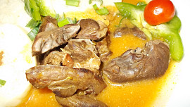 Pikantní vepřová srdce se zeleninovým základem a paprikovou pastou