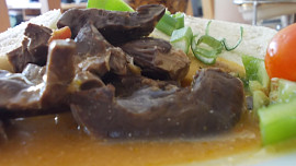 Pikantní vepřová srdce se zeleninovým základem a paprikovou pastou