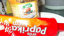 Pikantní vepřová srdce se zeleninovým základem a paprikovou pastou