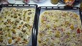 Pizza univerzální a nejlepší ze všech, Masová a šunková těsně před pečením