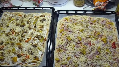 Pizza univerzální a nejlepší ze všech, Masová a šunková těsně před pečením