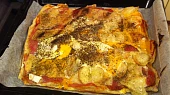 Pizza z domácí pekárny, moje pizza - cokoliv se doma najde, od tří druhů salámů až po 4 druhy sýra, vajíčko a tak:))