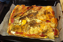 moje pizza - cokoliv se doma najde, od tří druhů salámů až po 4 druhy sýra, vajíčko a tak:))
