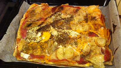 Pizza z domácí pekárny, moje pizza - cokoliv se doma najde, od tří druhů salámů až po 4 druhy sýra, vajíčko a tak:))