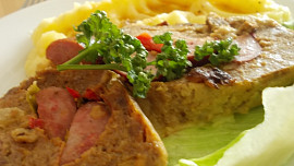 Plněná barevná roláda z mletého masa